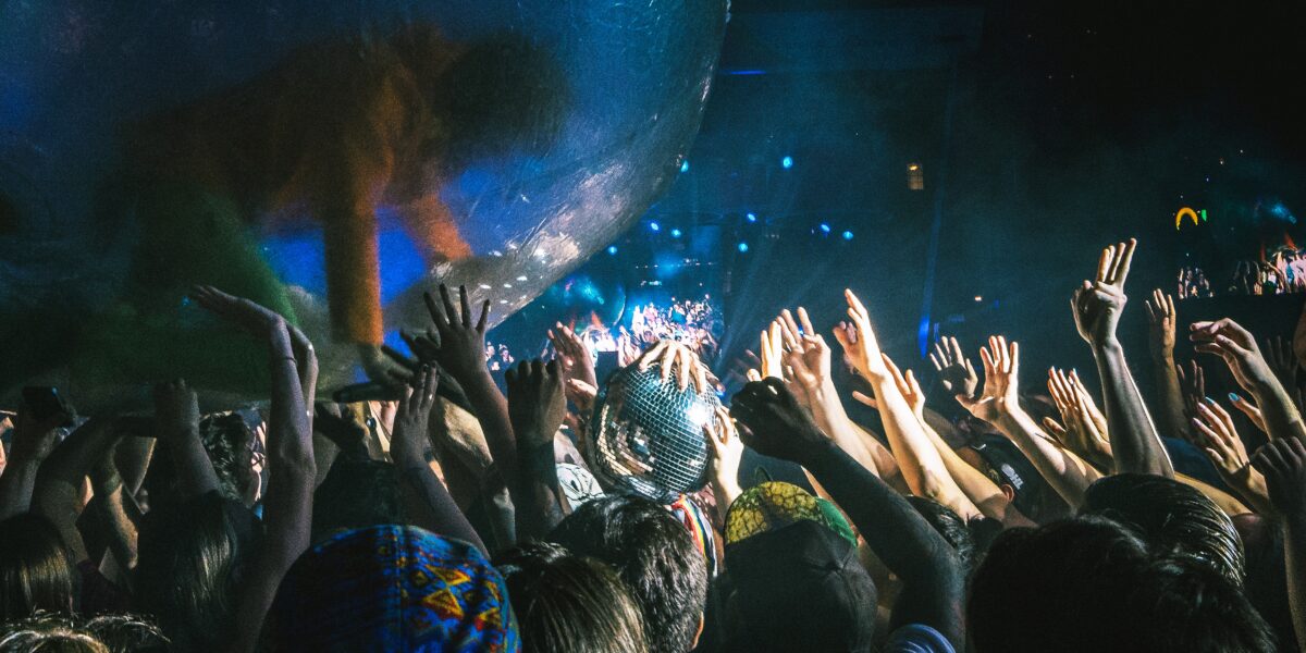 10 Impactful Experiential Keynote Speakers to Give Your Team a Memorable Experience